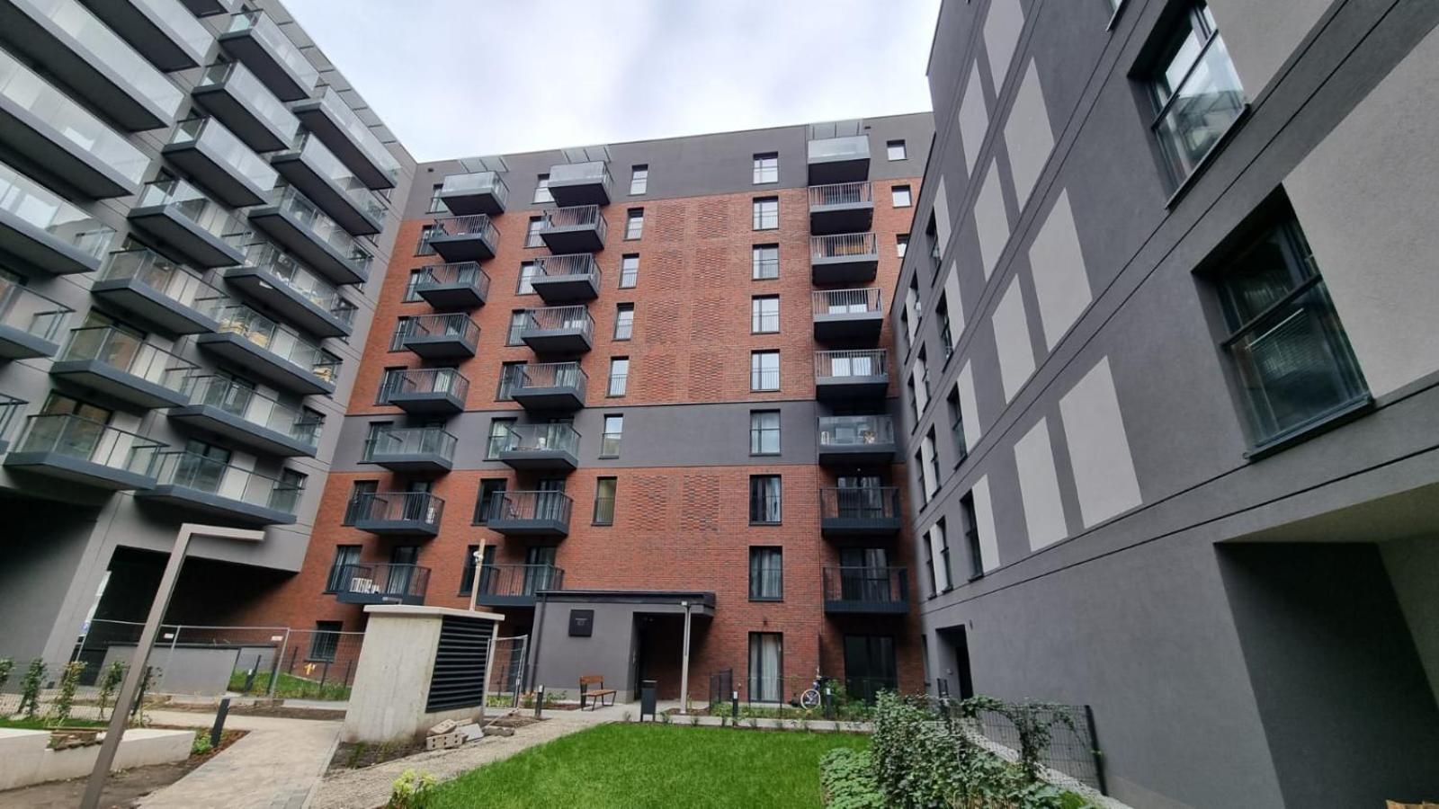 New #Madalinskiego57 - City Center, New Bulding, 2 Bedrooms, 2X Double Beds And A Fold-Out Sofa, Separate Kitchen, Air Conditioning, Balcony, Underground Parking, Self Check In 24H, Internet, Netflix, Coffee Machine, Washing Machine,1 Km To The Railw فروتسواف المظهر الخارجي الصورة