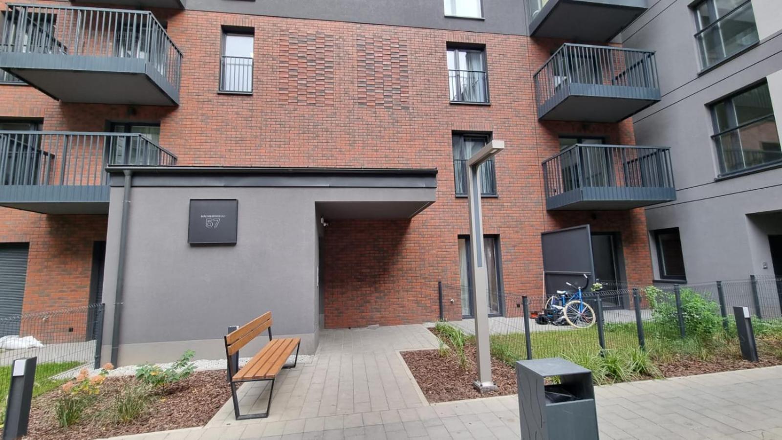 New #Madalinskiego57 - City Center, New Bulding, 2 Bedrooms, 2X Double Beds And A Fold-Out Sofa, Separate Kitchen, Air Conditioning, Balcony, Underground Parking, Self Check In 24H, Internet, Netflix, Coffee Machine, Washing Machine,1 Km To The Railw فروتسواف المظهر الخارجي الصورة